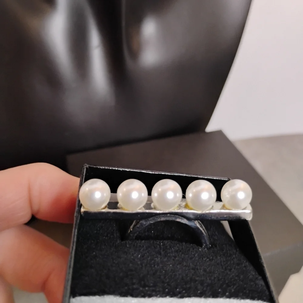 7 Charming Sisters‎ Silver Tone 